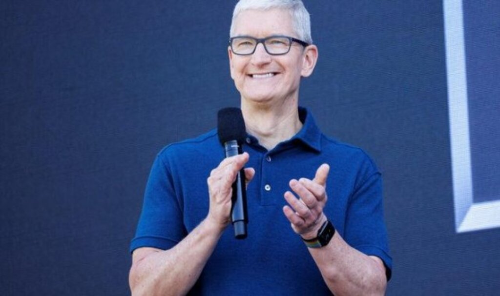 Apple CEO'su Tim Cook'tan çok imalı sözler!