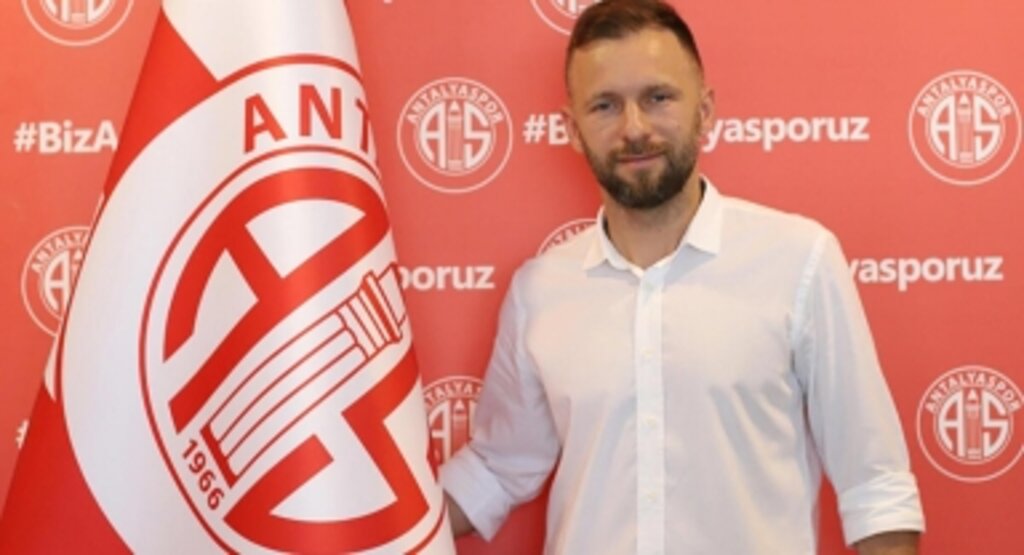 Hakan Özmert toplamda 9 yıl için imzayı attı, Antalyaspor'la 'devam' dedi