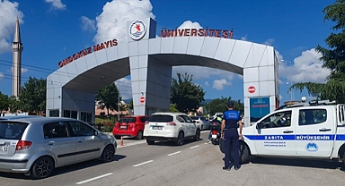 Zabıta geç kalan öğrencileri sınava yetiştirdi