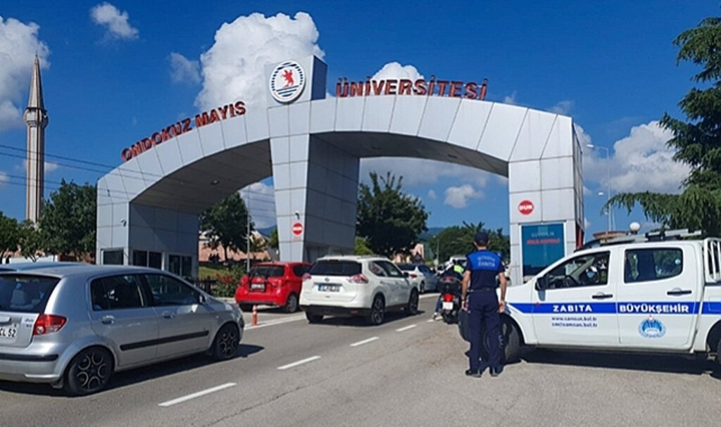 Zabıta geç kalan öğrencileri sınava yetiştirdi