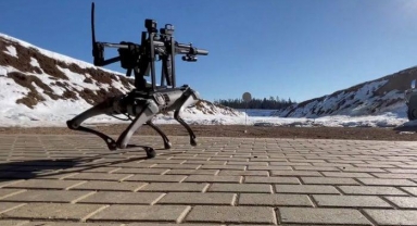 İzleyenler dehşete kapıldı! Robot köpek, sırtındaki tüfekle arka arkaya ateş açtı