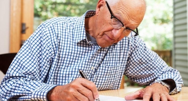 Kalem tutma şekliniz Alzheimer belirtisi olabilir