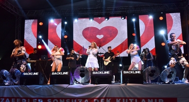 Tekkeköy’de Selçuk Balcı ve Demet Akalın rüzgarı esti