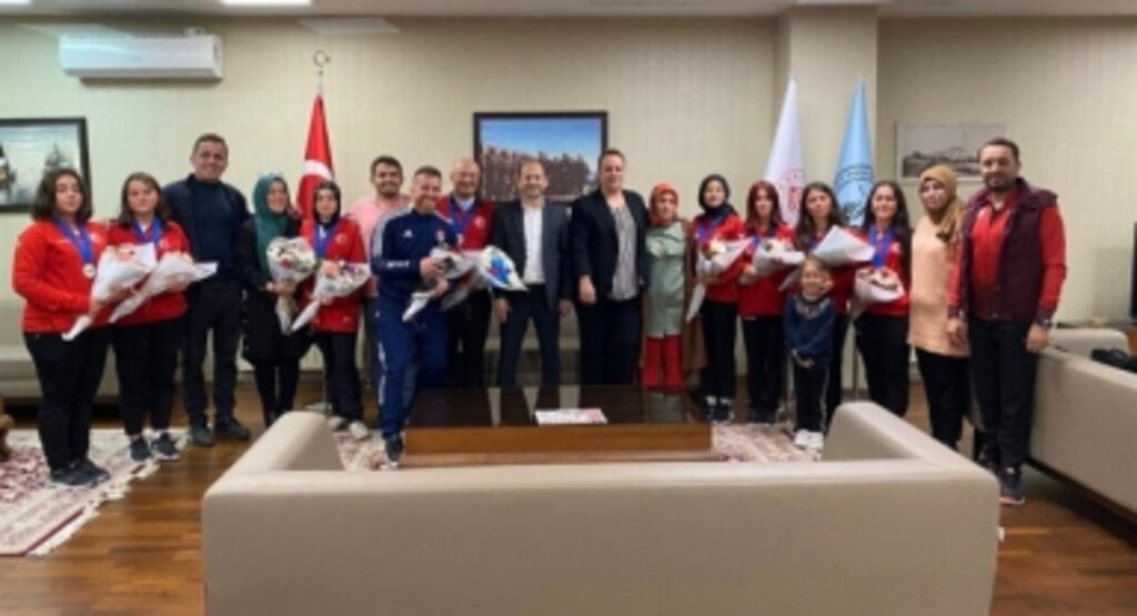 Avrupa şampiyonu Bocce Kadın Genç Milli Takımı'nın sporcuları Samsun'da çiçeklerle karşılandı