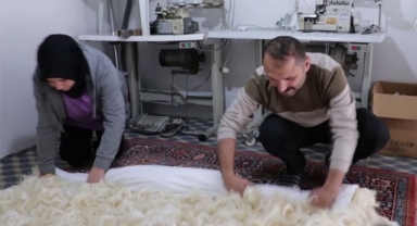 Eşine destek için başladığı yorgancılıkta usta öğretici oldu