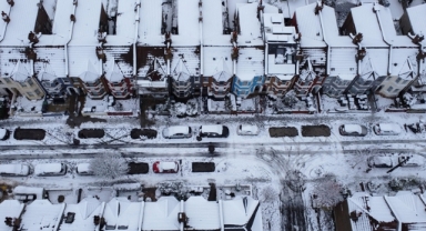 İngiltere'de yoğun kar yağışı hayatı felç etti