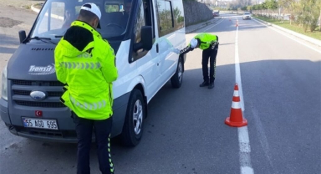 Salıpazarı'nda kış lastiği denetimi yapıldı