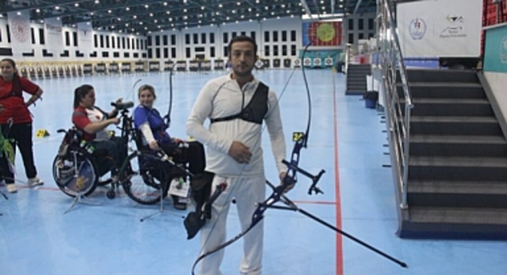 Kısıtlı ekipmanla seçmelere hazırlanan paralimpik okçu, milli takımı hedefliyor