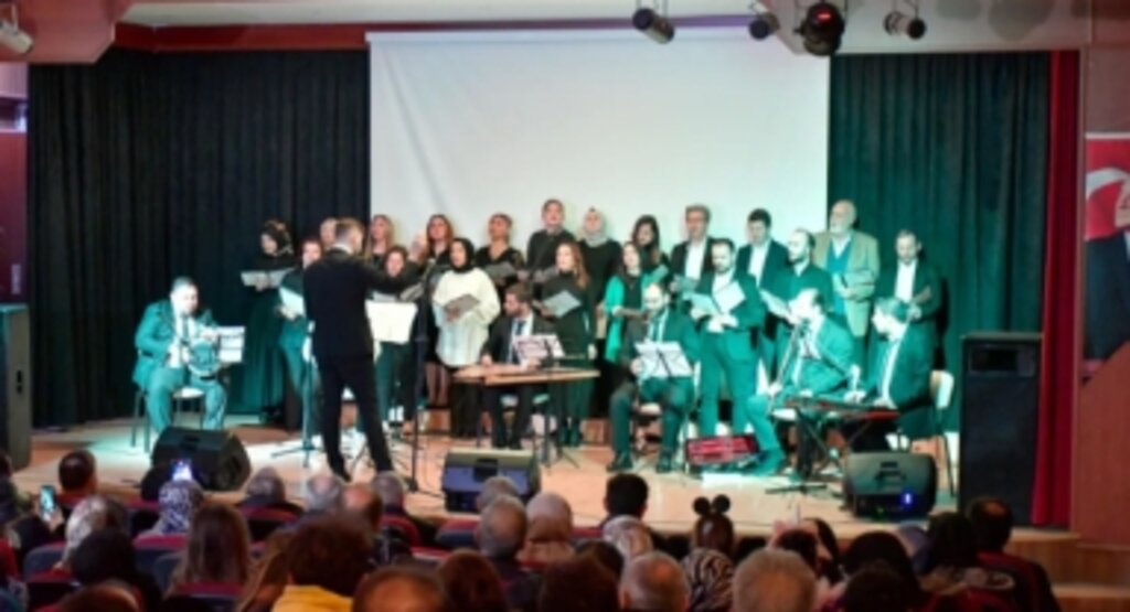 Ladik'te Yetişkinler Türk Müziği Korosu ilk konserini verdi