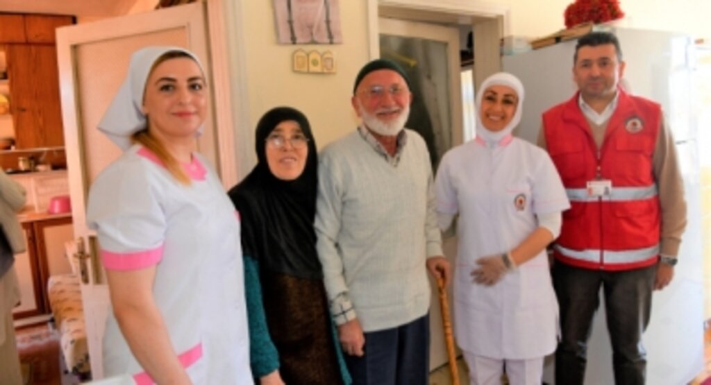Samsun'da belediye ekipleri bakıma muhtaç insanların evlerini temizliyor, yemeklerini yapıyor