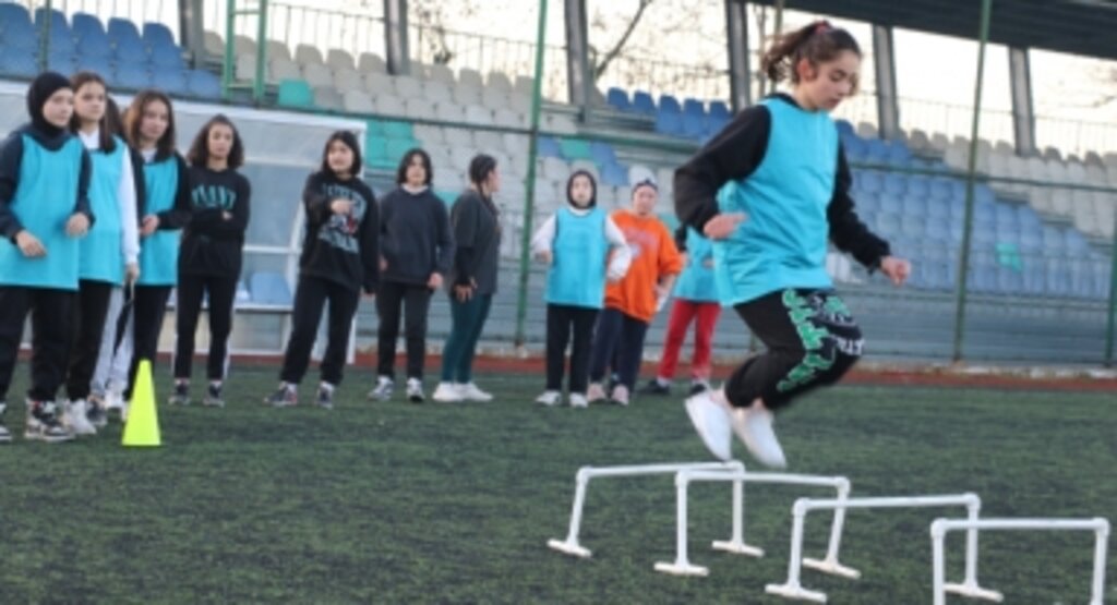 Samsun'un Salıpazarı ilçesinde kız öğrencilerin katılımıyla futbol takımı kuruldu