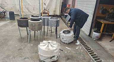 Çamaşır makinesi kazanından yaptıkları odun sobaları depremzedeleri ve ekipleri ısıtıyor