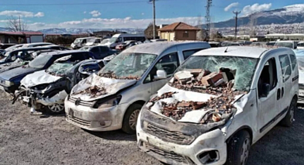 Deprem ‘eski yeni’ demedi! Hepsi bu hale geldi: Binlercesi otoparka çekildi… Bulunamayan araçlar için ‘hırsızlık teminatı’ devrede