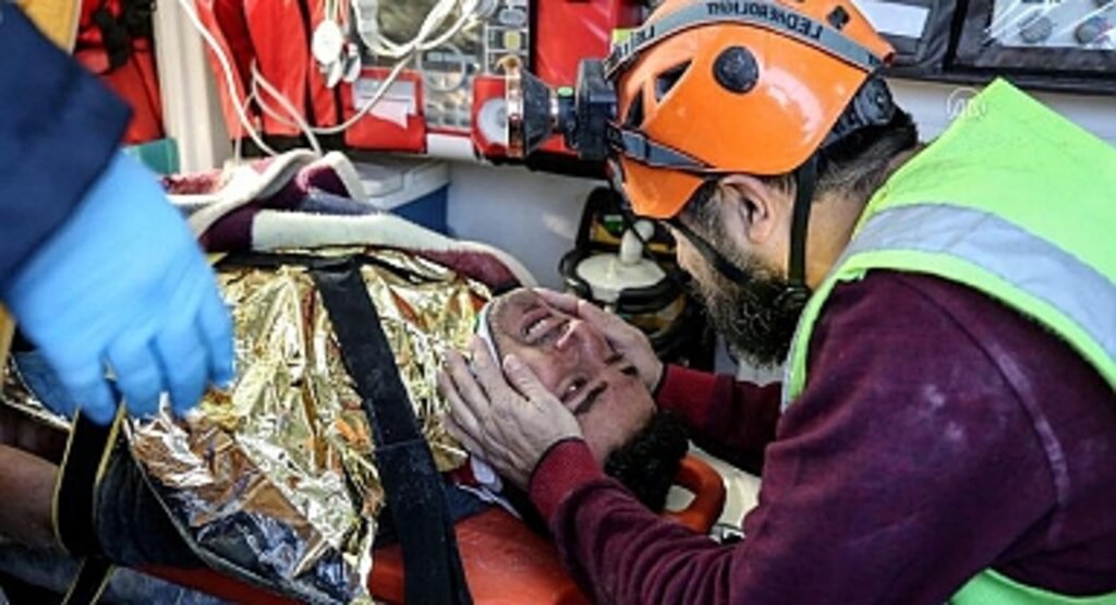 Enkaz altındayken sarılma sözü veren kurtarma görevlisi, 101'inci saatte çıkarılan gence sarılarak sözünü tuttu