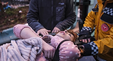 Kahramanmaraş'ta yıkılan binanın enkazından 27 saat sonra 1 kişi kurtarıldı