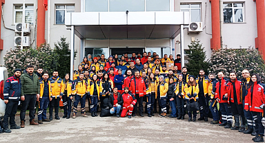 Samsun'dan deprem bölgesine 600'e yakın sağlık personeli gitti