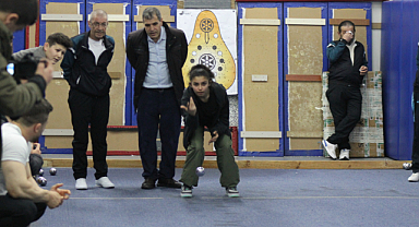 Bafra huzurevi sakinleri genç sporcularla dostluk maçı yaptı