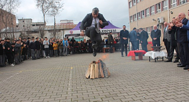 Baraf Milli Eğitim Müdürü Mehmet Ali Katipoğlu Nevruz Ateşinden Atladı