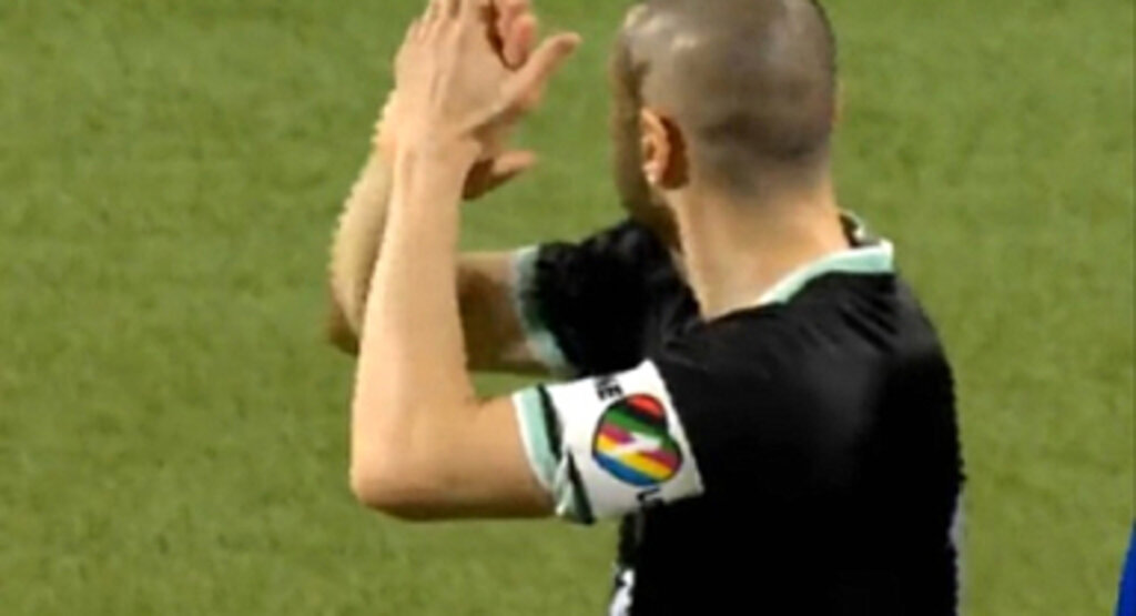 Burak Yılmaz'ın taktığı LGBT kaptanlık bandı, bazı Türk futbolseverleri çılgına çevirdi