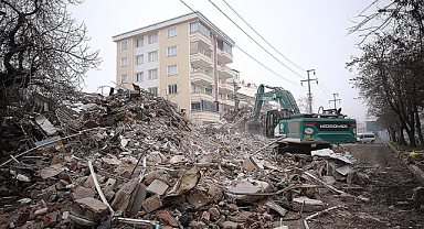 Depremin merkez üssü Kahramanmaraş'ta enkaz kaldırma çalışmaları sürdü