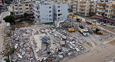 İskenderun'da hasarlı binaların yıkımı sürüyor