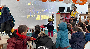 Kahramanmaraş'ta depremzede çocuklar için sinema çadırı kuruldu