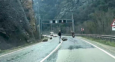 Karabük-Zonguldak kara yolundaki heyelan ulaşımı aksattı