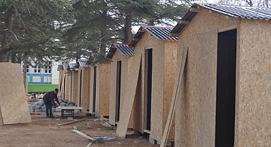 Trabzon Köprübaşı Belediyesi Afşin'e 100 ahşap konteyner kuruyor