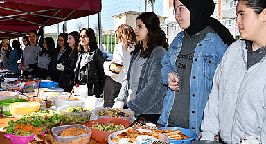 Vezirköprü'de öğrenciler depremzedeler yararına kermes düzenledi