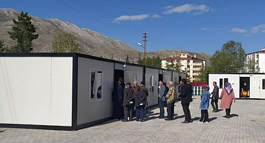 Deprem bölgesinde vatandaşlar sandık başına gitti