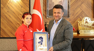 Başarılı sporcu Esra Bayrak, Belediye Başkanı Doğan'ı ziyaret etti