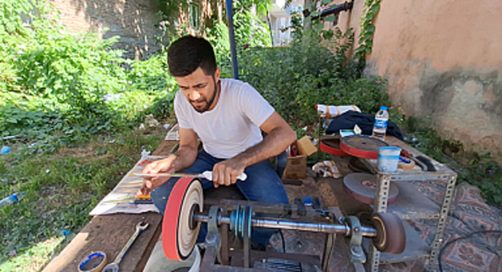 Bıçak bileme yaparak ek gelir elde ediyor