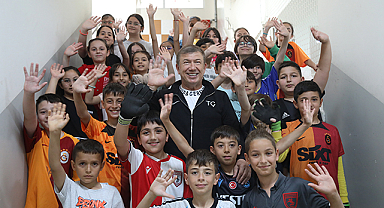 Eski milli futbolcu Tanju Çolak, minik öğrencilerle söyleşi yaptı