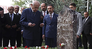 MHP Genel Başkanı Bahçeli, Alparslan Türkeş'in kabrini ziyaret etti