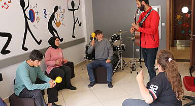 Samsun'da özel öğrenciler müzikle hayatlarını kolaylaştıracak beceriler ediniyor