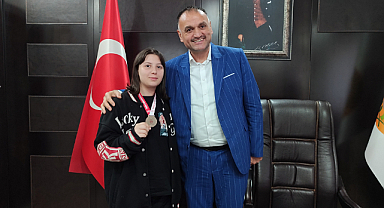Türkiye Boks Şampiyonası'nda üçüncü olan genç sporcudan Başkan Akgül'e ziyaret