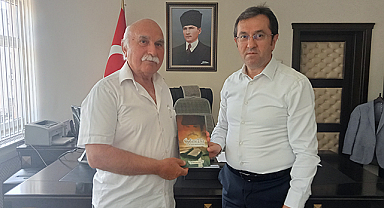 Yazar Özen, Terme Kaymakamı Maytalman'a yeni kitabını takdim etti