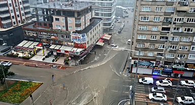 Samsun'da sağanak nedeniyle ev ve iş yerlerini su bastı