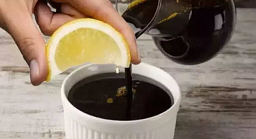 Bitmek bilmeyen öksürük krizlerine son veriyor! Faydaları inanılmaz! Pekmeze limon sıkıp yerseniz...