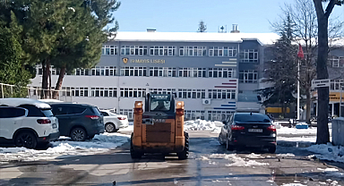 İlkadım Belediyesi’nden Eğitime Destek: Okul Bahçelerinde Kar ve Buz Temizliği