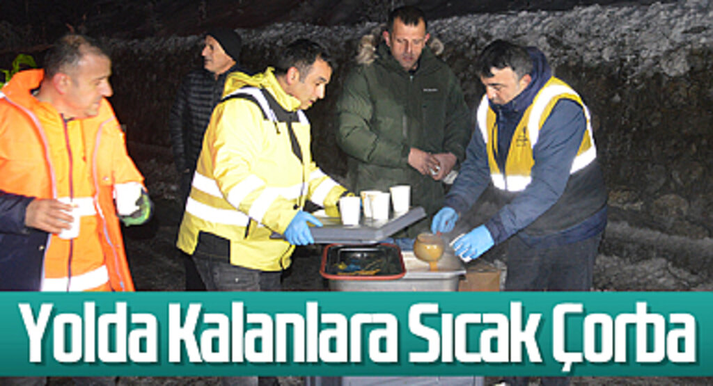 Samsun'da Kar Nedeniyle Yolda Kalanlara Sıcak Çorba