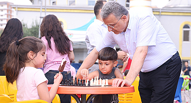 Başkan İhsan Kurnaz Çocukların Coşkusuna Ortak Oldu: Tepecik Camii’nde Renkli Başlangıç