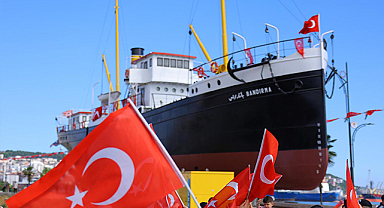 Karadan Yürütülen Tarih: 240 Tonluk Bandırma Gemi Müzesi İstiklal Meydanı’na Taşındı!
