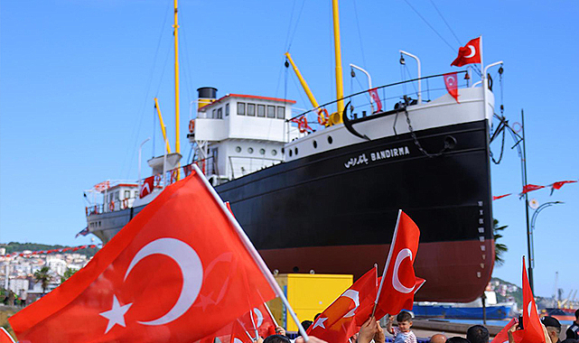 Karadan Yürütülen Tarih: 240 Tonluk Bandırma Gemi Müzesi İstiklal Meydanı’na Taşındı!