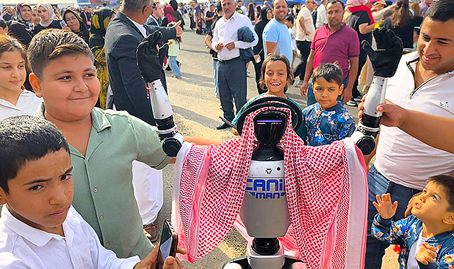 Canik Belediyesi'nin Robotu CANİKMAN Bilim Sokağı'nda Ziyaretçilerle Buluştu