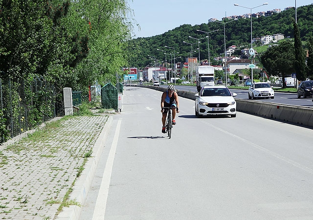 6 kıtalık ‘Cumhuriyet Triatlonu’nun ilk kulacı Atakum sahilinde atıldı