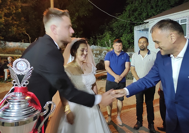 Kupayı Eşine Armağan Etti